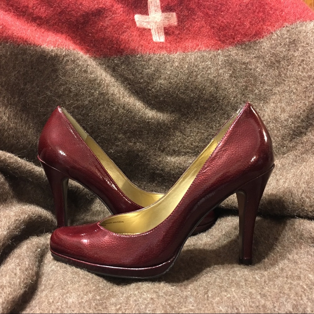 Tahari Lolly Cranberry Pumps Size 6